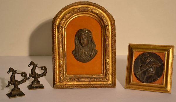 Placchetta in bronzo modellata a profilo virile con elmo, montata su        cornice in legno dorato, diam. cm 9; placchetta, sec. XIX, in bronzo,       raffigurante busto femminile in vesti classiche, alt. cm 10,5, entro        cornice e due finali in bronzo modellati come due ippocampi, alt. cm 9 (4)