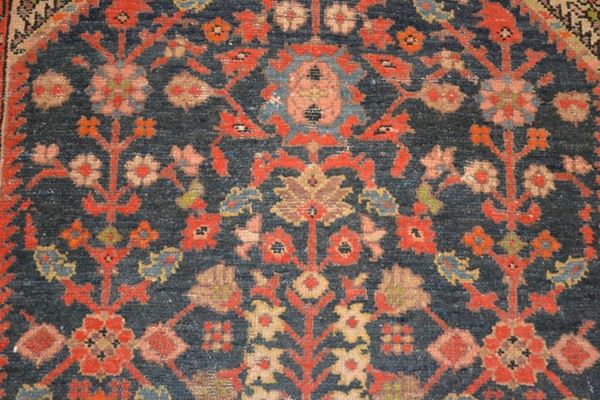 Galleria Malayer, inizi sec. XX, fondo blu decorato a motivi floreali rosso e avorio, bordura nei toni dell'azzurro, cm 500x105, danni