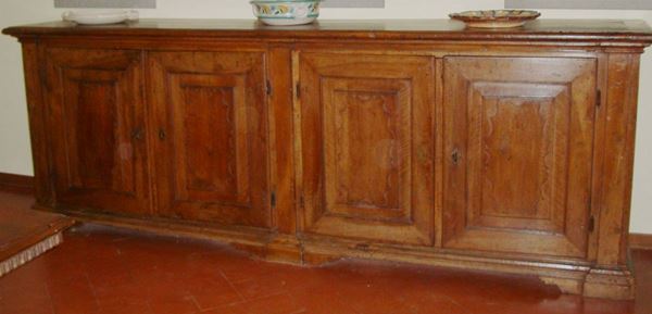 Credenza, Lombardia, sec. XVIII, in noce, a quattro sportelli sformellati, piedi a mensola, cm 305x57x107