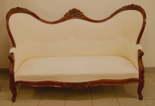 Divano, Toscana, sec. XIX, spalliera sagomata, con fusto in mogano intagliato, cm 180x68x103