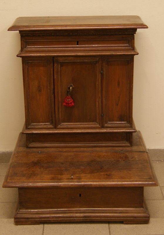 Inginocchiatoio, Toscana, sec. XVIII, in noce ad uno sportello, due piani a ribalta, cm 70x60x87