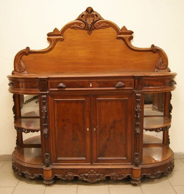 Credenza, Toscana, sec. XIX, in mogano bombato, con parti intagliate, due sportelli, tre cassetti, laterali con vani a giorno e specchi laterali, con alzata sagomata, cm 182x60x172, mancanze