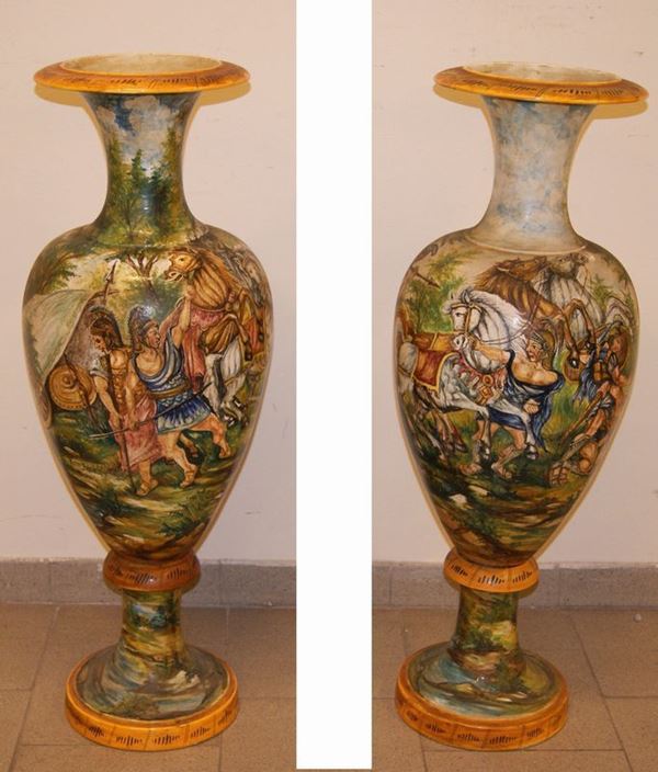 Coppia di vasi, sec. XX, in ceramica decorata a scene di battaglia firmati ROMAGNOLI, alt. cm 97 (2)