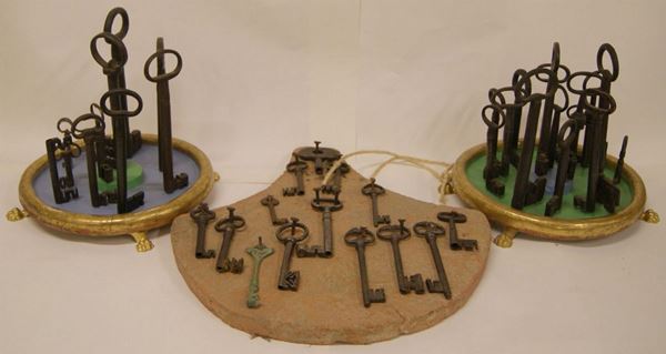 Trentanove chiavi antiche, in ferro (39)  - Asta Antiquariato, Collezionismo & Gioielli - Poggio Bracciolini Casa d'Aste