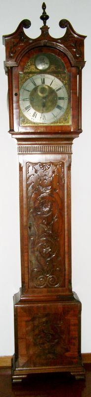 Orologio a colonna, Inghilterra, sec. XIX, con cassa intagliata e mostra in metallo dorato con fregi, completo di pesi, cm 240x46x25