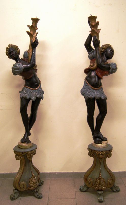 Coppia di sculture, stile veneto del settecento, raffiguranti MORI, in legno, alt. cm 185 (2)