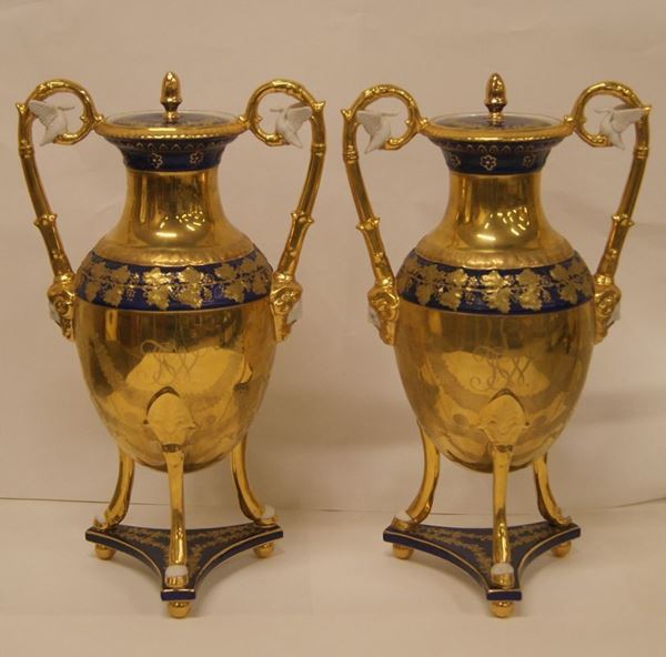 Coppia di vasi, stile Impero, a due manici con coperchio, alt. cm 37 (2)