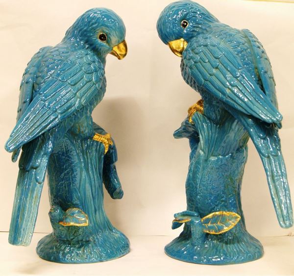 Coppia di sculture, sec. XX, PAPPAGALLI, in ceramica, alt. cm 48 (2)