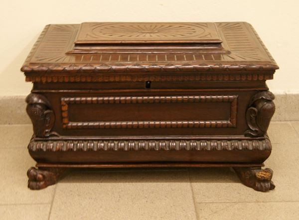 Antico scrigno da corredo, in stile '600, in noce intagliato, zampe feline, cm 54x39x32, ricostruito in materiale antico