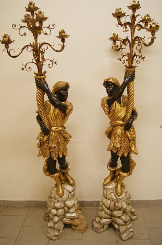 Coppia di mori, sec. XX, in legno laccato, finali con candelieri, alt. cm 195 (2)