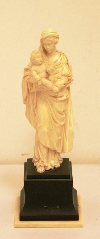 Scultura, sec. XIX, MADONNA CON BAMBINO, in avorio con base in legno, alt. cm 25