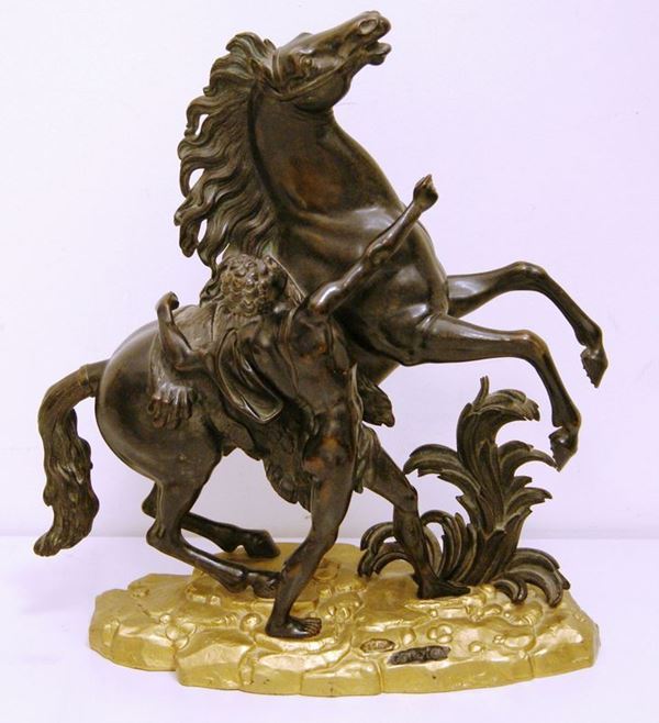 Scultura, sec. XIX, ATLETA CON CAVALLO, in bronzo su base sagomata e dorata, firmata Couston, alt. cm 37, mancanze