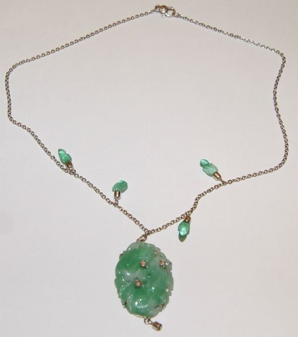 Collana in oro bianco con pendente, quattordici giade e brillantini, peso oro gr 5,5, marcato Torrini