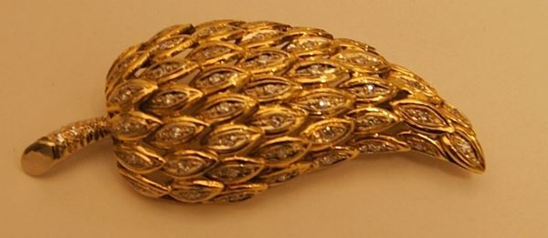 Spilla in oro giallo a forma di foglia con diamanti, peso gr 11, diamanti 0,75 k