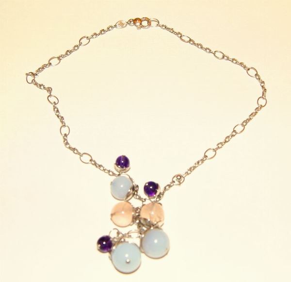 Collana in oro bianco con pendenti a sferette di ambra e ametista, peso oro gr 20,1