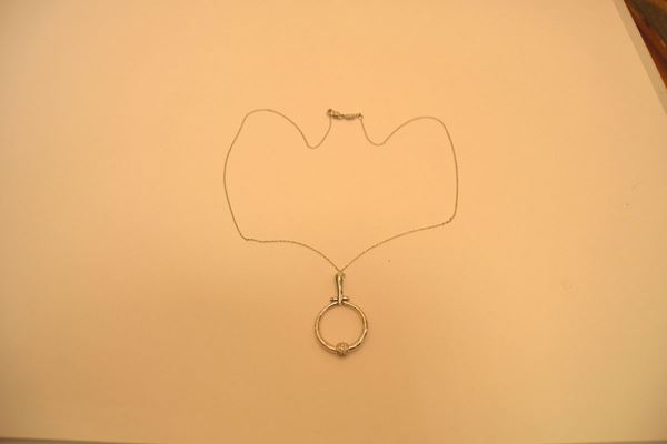 Catena in oro bianco con pendente MAHTI e diamanti a pavÃ¨, marcato Torrini, peso gr 12,3