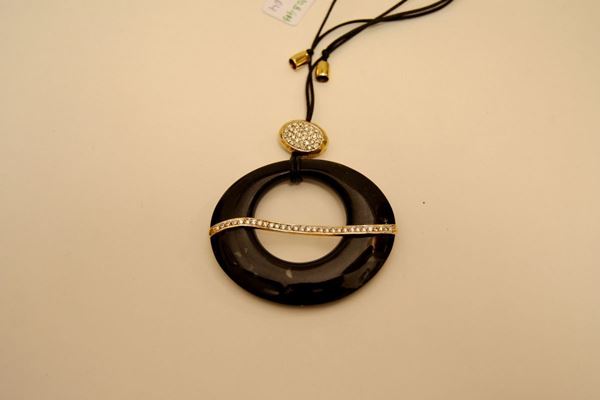 Pendente in marmo nero PIETRASANTA con diamanti per 0,79 k e piccole parti in oro, marcato Torrini, peso oro gr 7,04