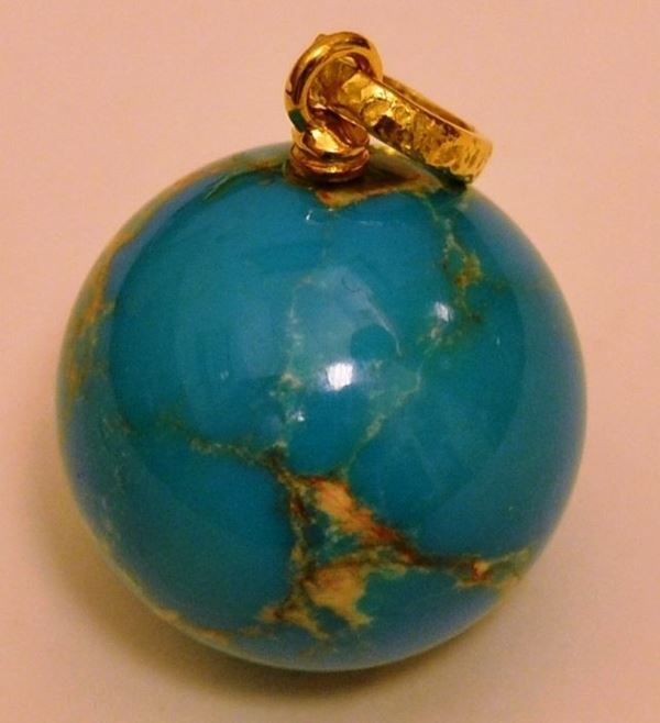 Pendente a sfera in turchese con montatura in oro giallo NISHAPUR, marcato Torrini, peso oro gr 2,1