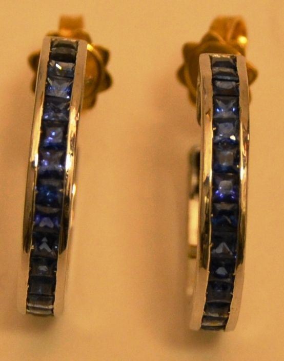 Coppia di orecchini a cerchio in oro bianco con zaffiri NAPEE, marcati Torrini, peso oro gr 7,5, zaffiri 1,93 k (2)