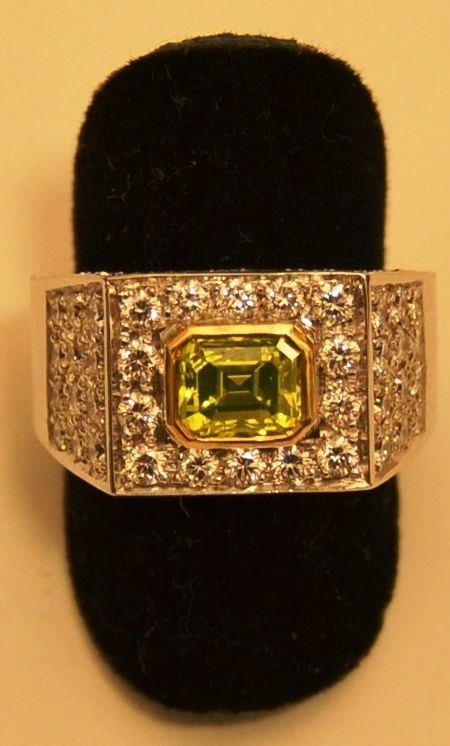 Anello in oro bianco con brillante centrale di taglio ottagonale FANCY e pavÃ¨ di brillanti, marcato Torrini, peso gr 11 brillanti 2,76 k