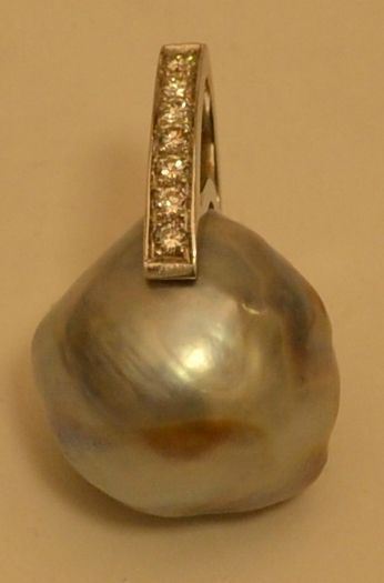 Pendente in oro bianco con perla barocca e brillanti, peso oro gr 3,71 brillanti 0,42 k, marcato Torrini