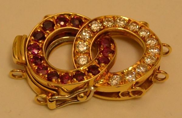 Fermatura per collana in oro giallo con diamanti e rubini, peso gr 10,1, marcato Torrini
