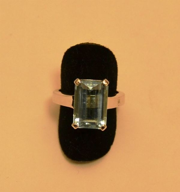Anello in oro bianco marcato Torrini con acquamarina di taglio baguette di circa 5 K peso grammi 11