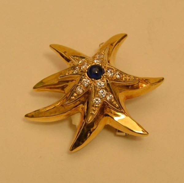 Spilla in oro giallo a forma di stella marina con zaffiro di taglio cabochon e pavÃ¨ di brillanti per 0,26 K peso grammi 8,3, marcato Torrini