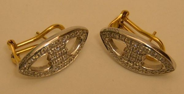 Coppia di orecchini in oro giallo con pavÃ¨ di brillanti, peso grammi 9,5, brillanti 0,22 k (2)