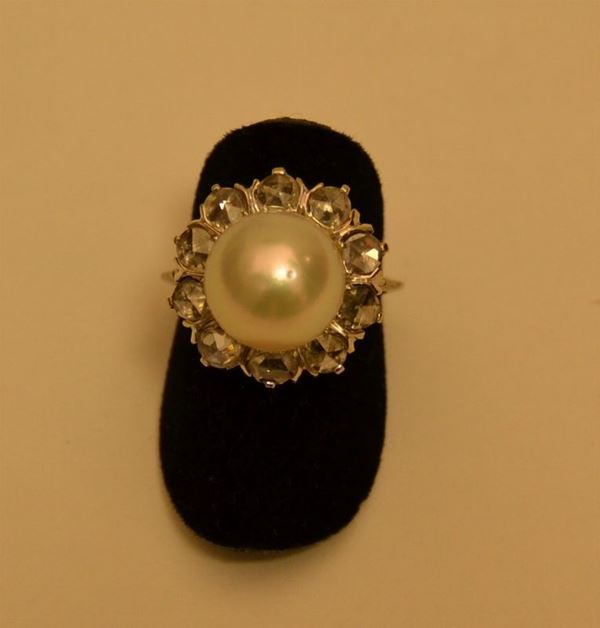 Anello in oro bianco con perle e rose di diamante,  gr.  5,9