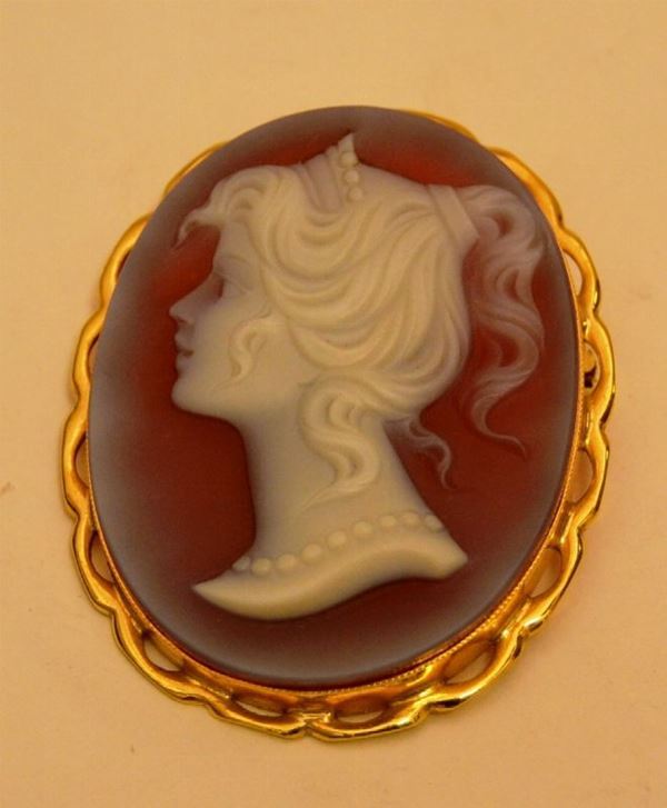 Spilla cammeo con montatura in oro giallo PROFILO DI DONNA, gr. 13,8