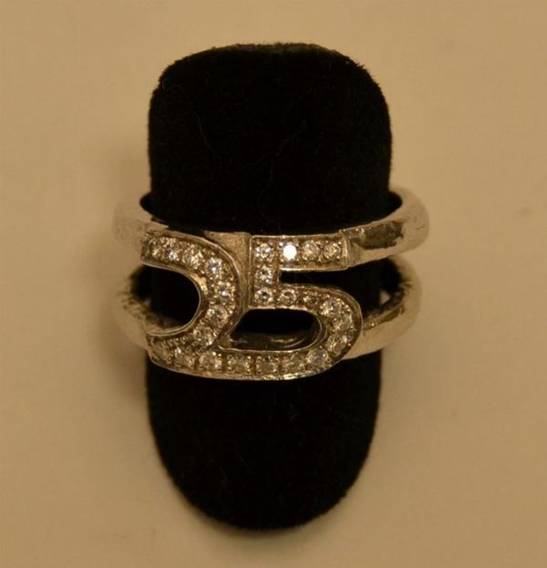 Anello LINEA 25,  in platino con pavÃ¨ di brillanti per 0,32 k, gr. 12,8,  marcato Torrini
