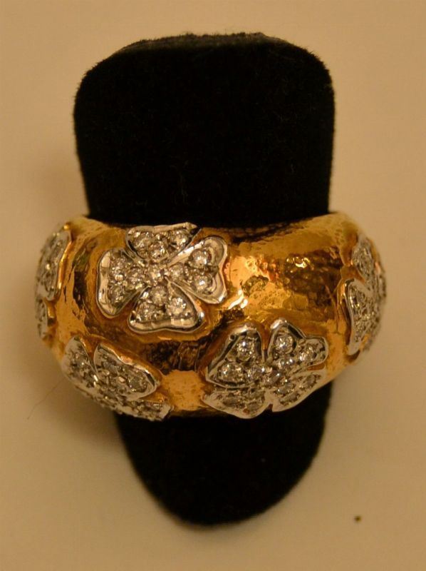 Anello ALICE, in oro giallo e bianco a fascia larga con pavÃ¨ di brillanti montati a quadrifoglio, brillanti 0,51 k , gr. 12