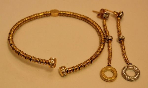 Bracciale rigido e coppia di orecchini diseguali a pendente ROUND PASSION in oro giallo con lavorazione a rondelle e brillantini, brillanti  ct. 0,62,  g 32,2, marcato Torrini(3)