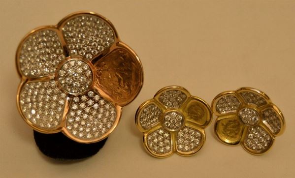 Parure composta da: anello in oro rosa ed orecchini in oro giallo a forma di petali LOVE FLOWER, con pavÃ¨ di brillanti ct. 3,2, g  22,8 , marcato Torrini
