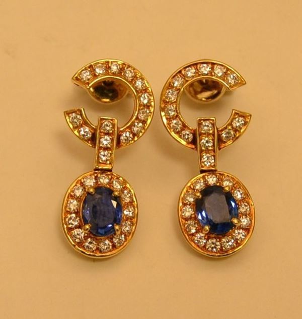 Coppia di orecchini a pendente in oro giallo con zaffiri di taglio brillante per ct.1,67 e  brillanti per ct. 0,96, g  8,5,  marcato Torrini(2)
