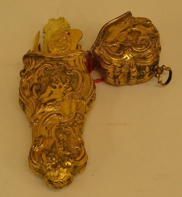Necessaire da viaggio in argento dorato lavorato a sbalzo, sec. XIX, lievi mancanze