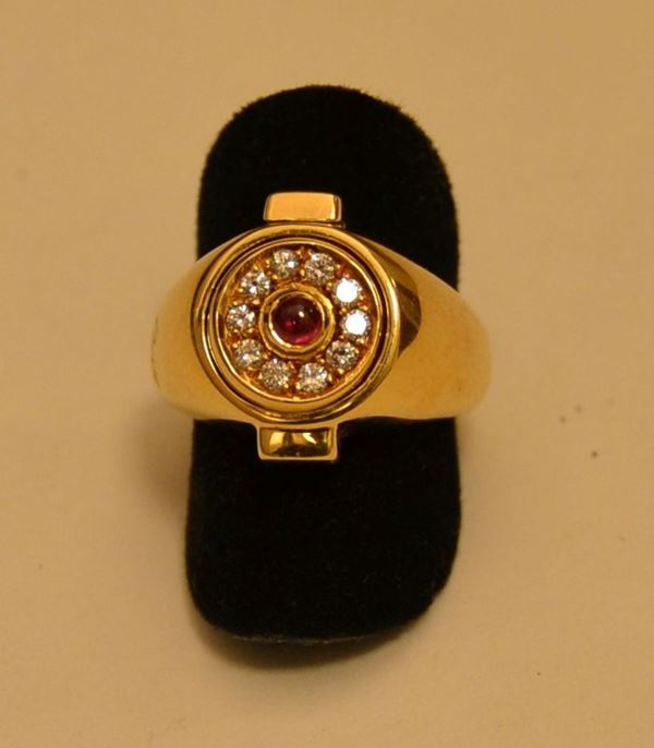 Anello in oro giallo, con corolla di brillantini e piccolo rubino g 12, marcato Torrini