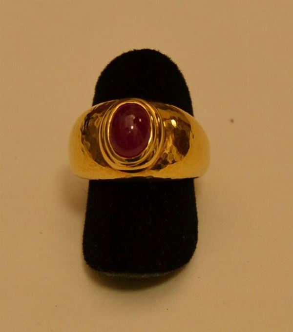 Anello in oro giallo, con rubino cabouchon g 11, marcato Torrini