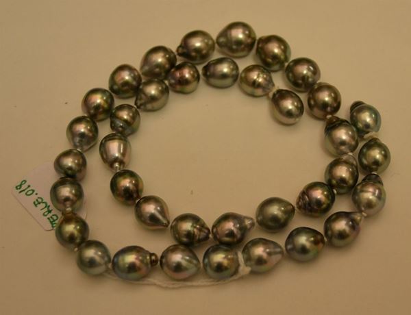 Filo di trentasette perle THAITI, grigio scuro barocche, diam. mm 9x10,8
