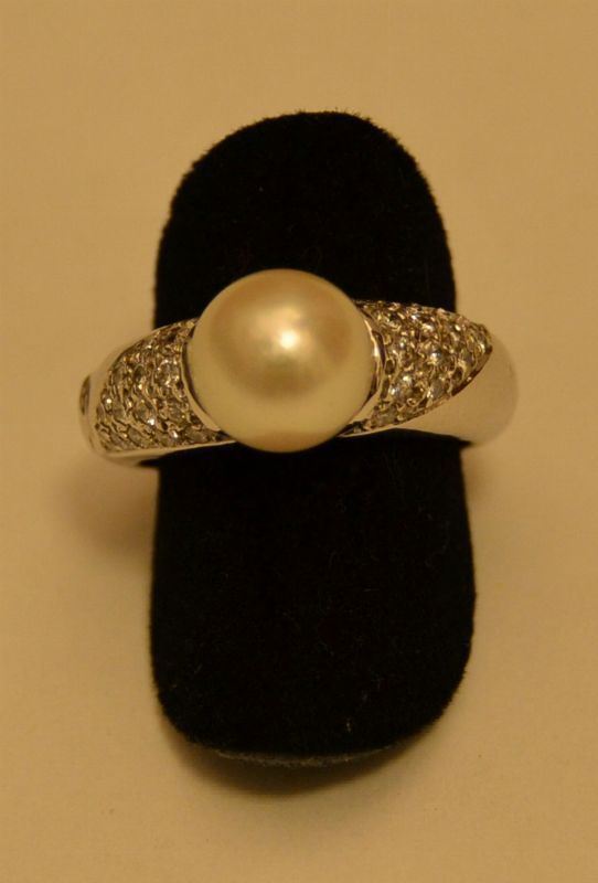 Anello in oro bianco, con perla e pavÃ¨ laterale di brillantini per ct. 0,49, oro g 10,5 marcato Torrini