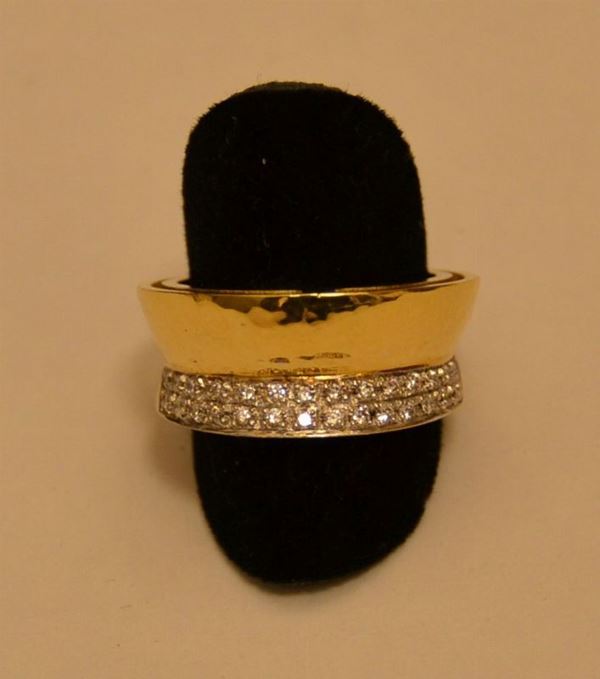 Anello in oro giallo, con due file di brillantini per ct.0,29, g 10,5,  marcato Torrini
