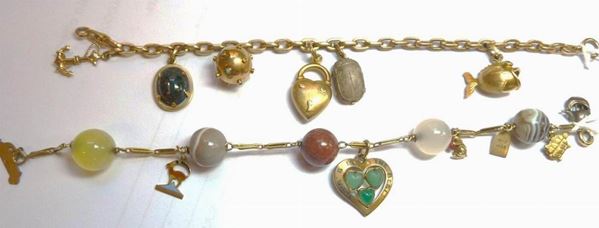 Bracciale in oro giallo e charms realizzato ad una fila di maglie a segmento in oro giallo lungo cui si      intercalano cinque sferette in pietre dure ed a cui sono sospesi sette      piccoli pendenti a soggetto vario, g 28