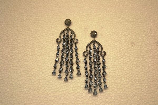 Paio di orecchini pendenti in argento, acquamarine e diamanti               ciascuno formato da una frangia di acquamarine di taglio a goccia per ct    16,20 sospese ad un elemento a volute in argento e brillanti per ct 1,14, g 34                                                                         (2)
