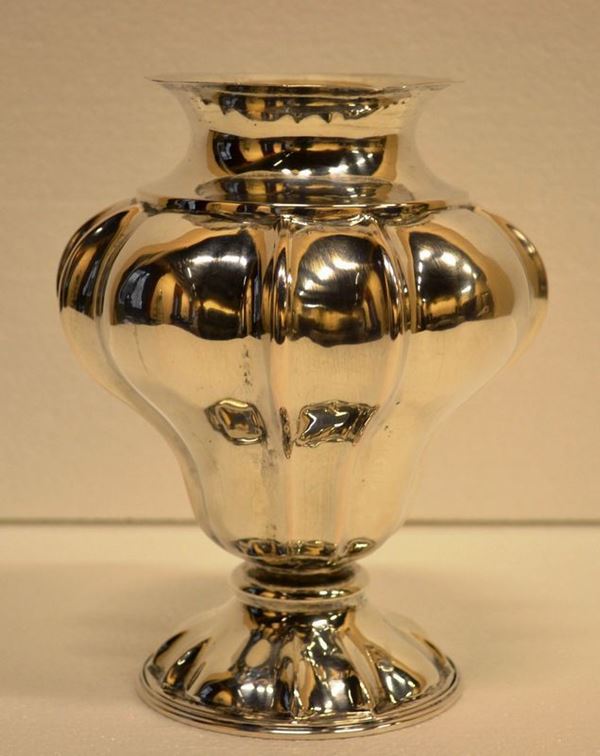 Vasetto a balaustro in argento sbalzato, g 390  - Asta Antiquariato, Orientale, Gioielli e  Argenti - Poggio Bracciolini Casa d'Aste