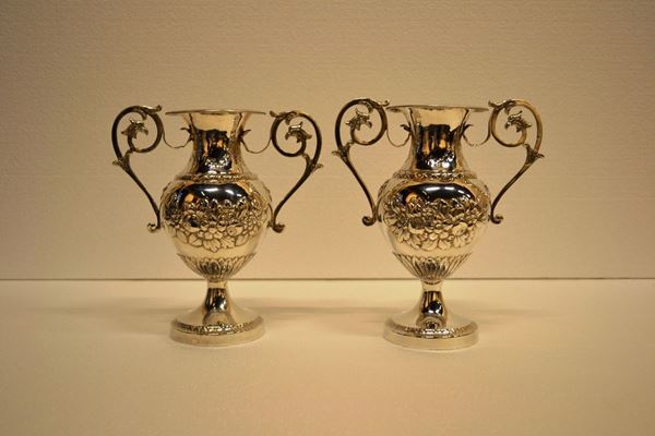 Coppia di vasetti biansati in argento, g 780    (2)