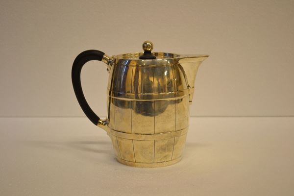 Teiera, Londra, 1891, di forma a barilotto, in argento, manico a voluta in  legno ebanizzato, alt. cm 19, g 710