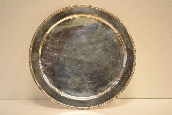 Vassoio, sec. XX, facitore Serra, di forma circolare, in argento, quattro   piedini a sfera,                                                            piano in vetro, g 500 netti, diam. cm 28