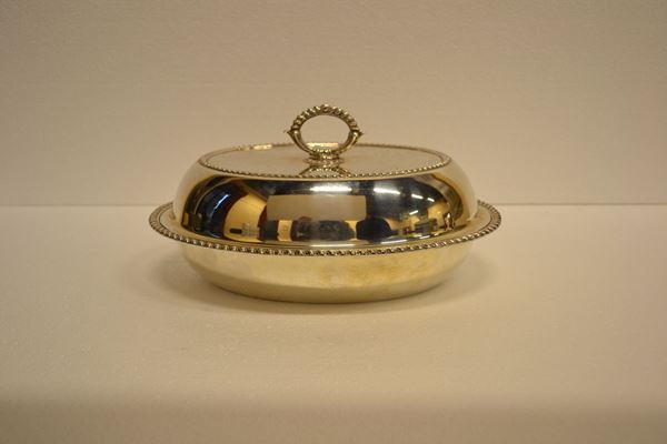 Legumiera, sec. XX, facitore Settepassi, in argento di forma ovale, bordo a cordonetto,  presa del coperchio ovale, g 1090