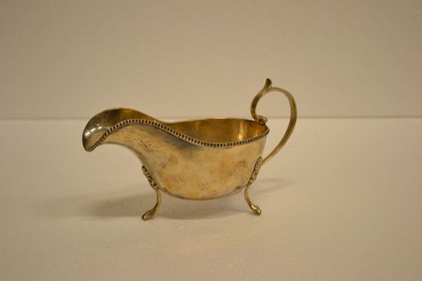 Salsiera, sec. XX,  in argento con bordo perli                           na poggiante su quattro piedini realizzati a zampa                          equina, g 210